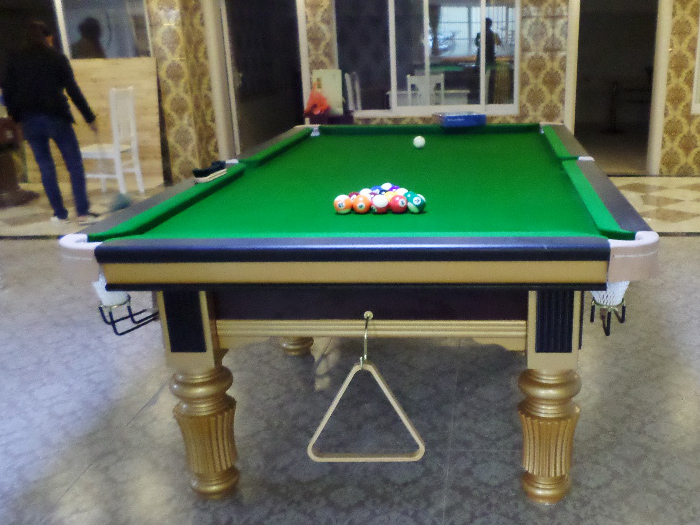金色臺(tái)球桌